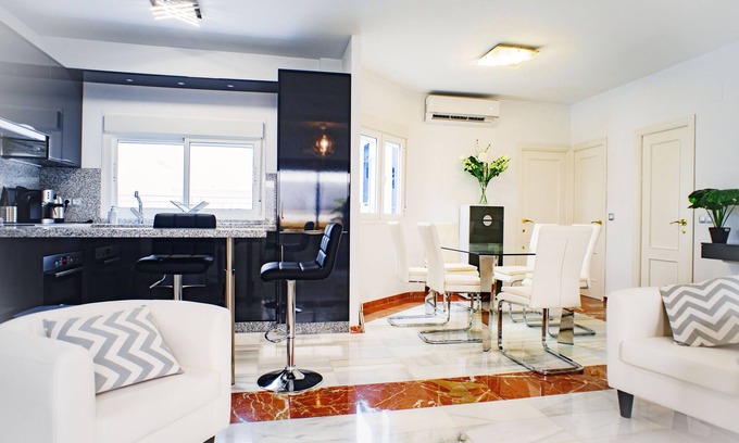 Santa Cruz Apartment | Catedral - Alcazar (central, free WIFI, A/C, confortable)