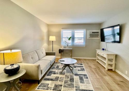 Joslyn Castle Apartment | Cathedral 1-Walking Distance to UNMC