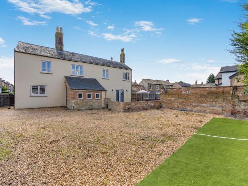 Ely House | Cathedral View Farmhouse