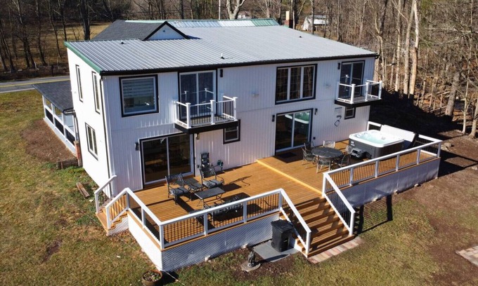 Cairo House | Catskills Escape! Hot Tub, Massage Chairs & Games