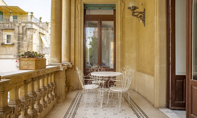 Noto Apartment | Cavour Apartment with balcony by Wonderful Italy