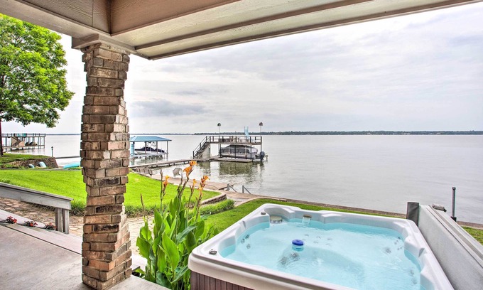 Caney City House | Cedar Creek Lake House w/ Private Hot Tub!