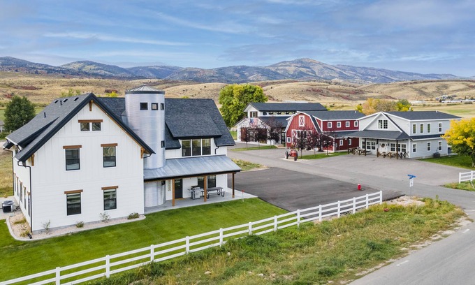 Garden City Cabin | Cedar Farmhouse and Silo w/POOL (Sleeps 50)
