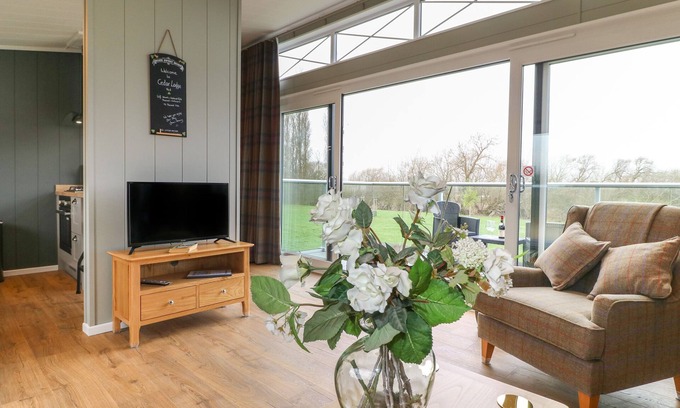 Newark Cottage | CEDAR LODGE, family friendly, with a garden in Newark-On-Trent
