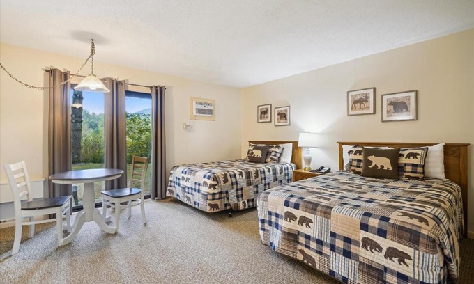 West Bridgewater Hotel | Cedarbrook Hotel Room w/2 doubles 101