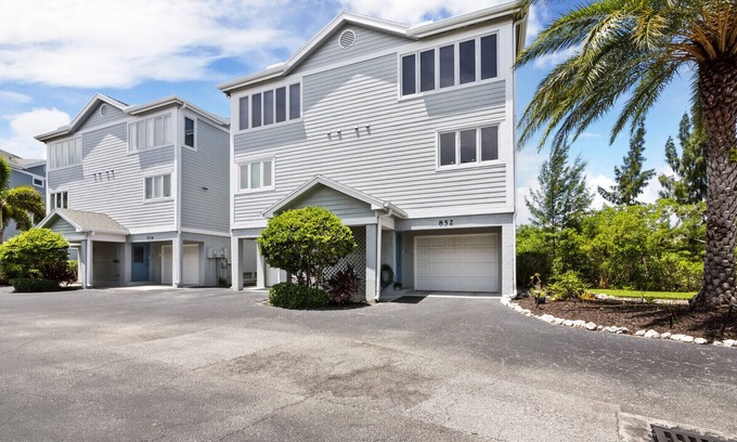 Whitney Beach House | Cedars East Townhome on beautiful Longboat Key