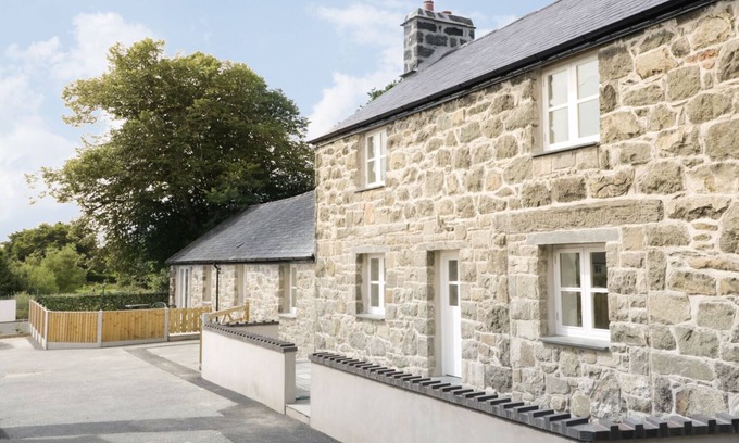 Criccieth Cottage | CEFN BRYN MAWR, pet friendly, character holiday cottage in Criccieth