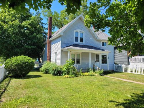 Beulah House | Centennial House - Great Location With Lakeview!