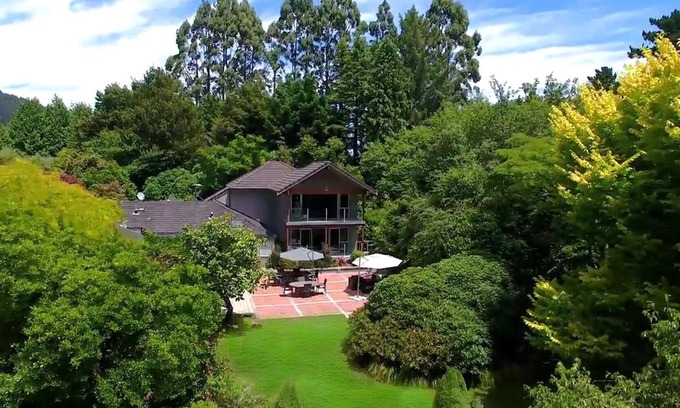Taupo House | Centennial House Taupo, Boutique Lodge 21 guests, 9 Bedrooms & Amazing Gardens