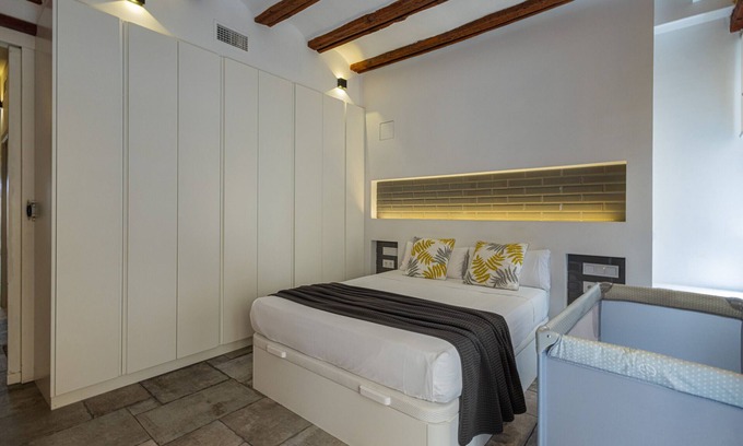 La Seu Apartment | CENTER-MODERN 1BR, 2BA-TERRACE, WI-FI, A/C