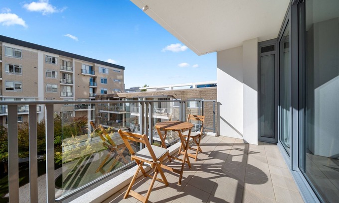 City West Apartment | Central 1-Bed with Parking, BBQ, Sauna & Pool