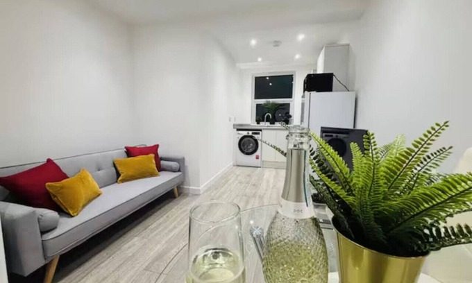 Watford Apartment | Central 1BR Watford Flat 10A | Stayfolk