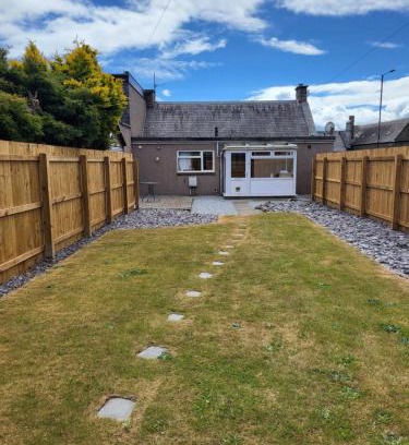 Carnoustie House | Central 2-bedroom bunglow with double sofa bed