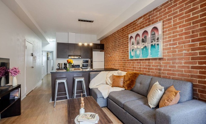 Downtown Montreal Apartment | Central 2BDR Condo on Bishop-Vibe Central MTL