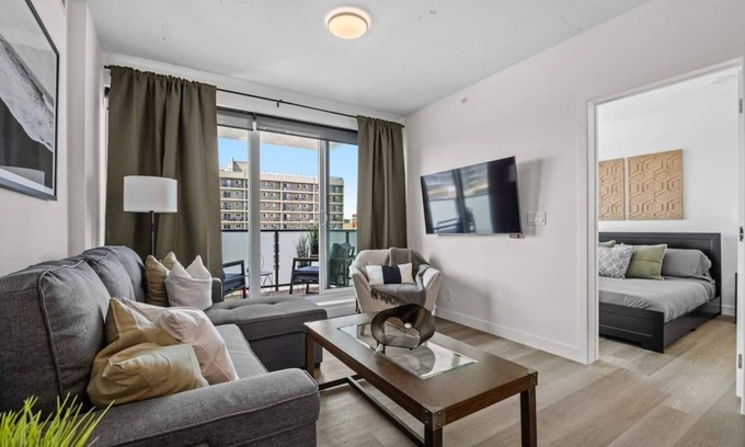 Hillhurst Condo | Central 2BR in Kensington w/Parking + AC