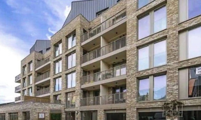 Kilburn Apartment | Central 3 bedroom Apt/en-suite with a View.