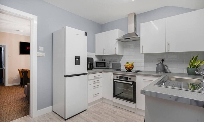 Nottingham House | Central 3 bedroom House with Parking