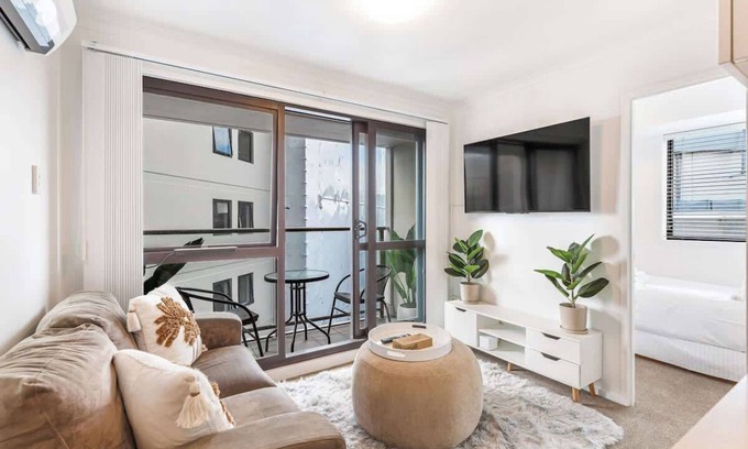Grafton Apartment | Central 3BR Full Kitchen & Amenities Zodiak Stays