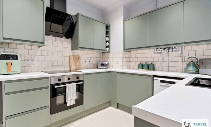 Sneinton House | Central 4 Bedroom house with Street Parking