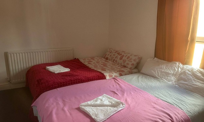 Walsall House | Central 4 Bedroom Walsall House - Free Parking & WiFi