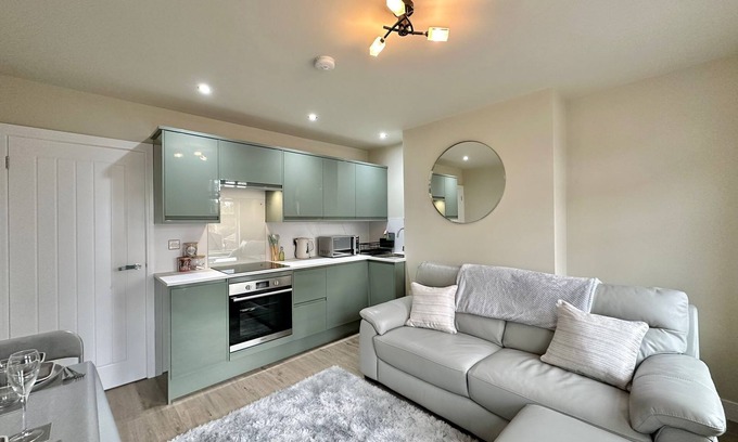 Hereford Apartment | Central Apartment: Brand New Kitchen & Bathroom