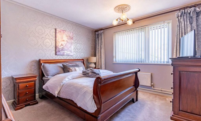 Nottingham House | Central Aster House 3 Bedrooms Parking