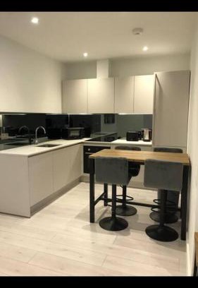Camberley Apartment | Central Camberley Apartment - Parking - Garden