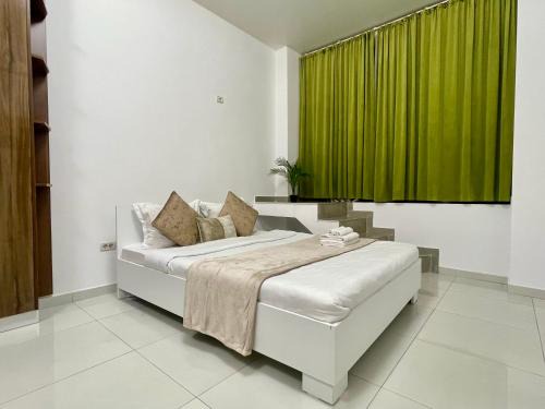 Sector 5 Apartment | Central CD13