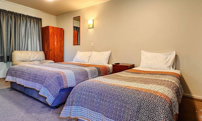 Edgeware Cabin | Central Christchurch Twin Studio with Full Kitchen