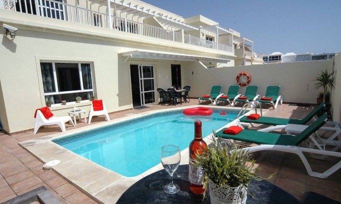 Costa Teguise Villa | Central Costa Teguise Villa | 4 bedrooms | Villa Solea | Private Pool | Short.