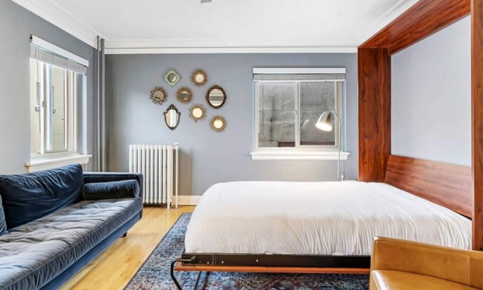 Goose Hollow Apartment | Central Downtown Studio w/Vintage Charm near Train