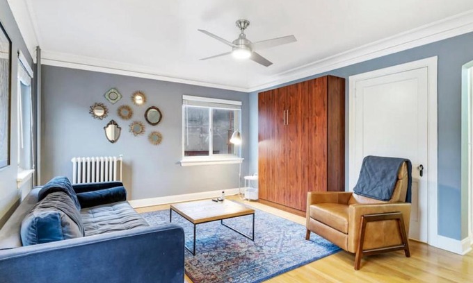 Goose Hollow Apartment | Central Downtown Studio with Vintage Charm near Train
