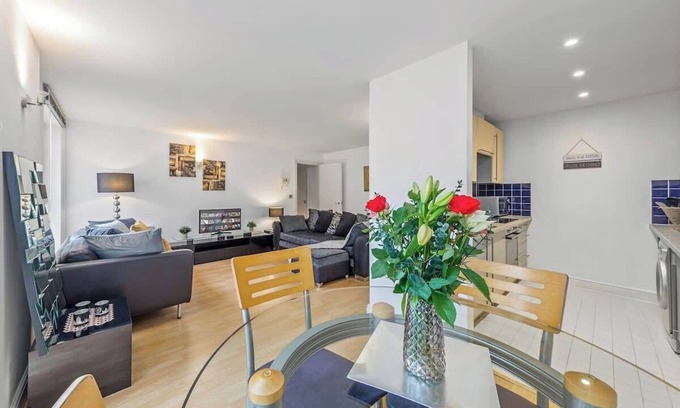 Whitechapel Apartment | Central Flat w/Roof Top Terrace & Skyline views