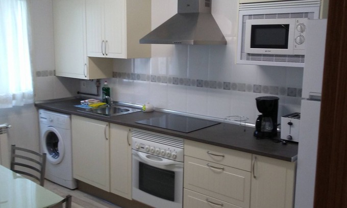 San Lazaro y Otero Apartment | Central Floor And Well Connected