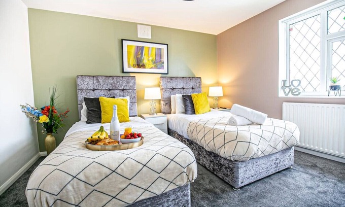 Whitnash House | 🌟Central House w/Free Parking, SmartTV & Netflix🌟