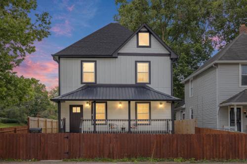Windsor Park House | Central Indy 5BD - Pingpong - Outdoor Movie - BBQ
