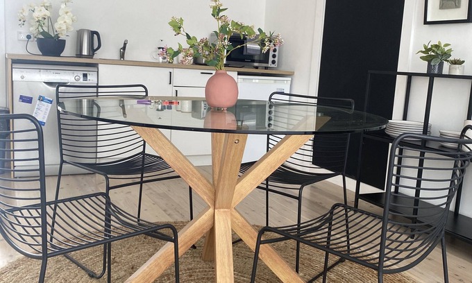 Haberfield Apartment | Central Italian Haberfield Village 5* eateries. Pet/family friendly. Free park.