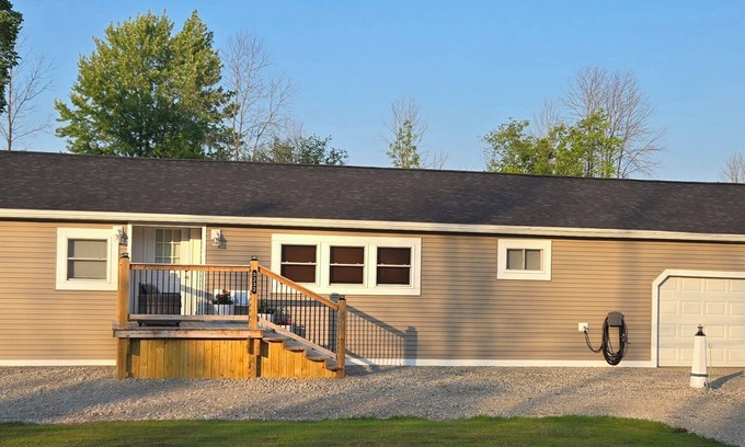 Westmoreland House | Central location. 5min from exit 32 NYS Thruway. 10min from Turning stone