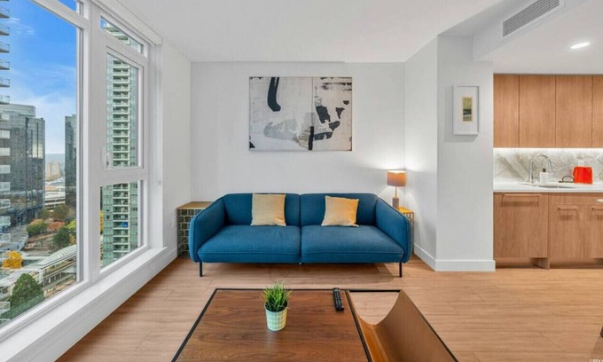 Metrotown Apartment | Central Metro 1BE+1BA Condo/Free Parking/ EV