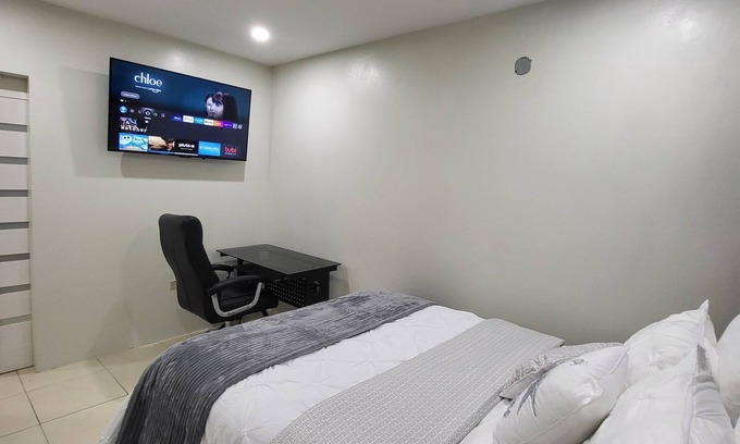 Eastwood Park Apartment | Central Modern 1Bedroom Apartment for 4 with secure parking