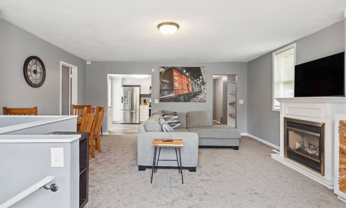 Dahlman House | Central Omaha Gem: Nearby Zoo, Downtown, Airport