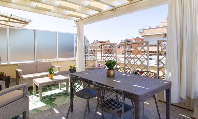 Torvaianica House | Central penthouse overlooking the sea