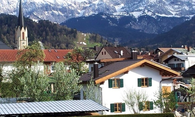 Garmisch-Partenkirchen Apartment | Central, quiet in Garmisch Partenkirchen - spectacular view of the Zugspitze