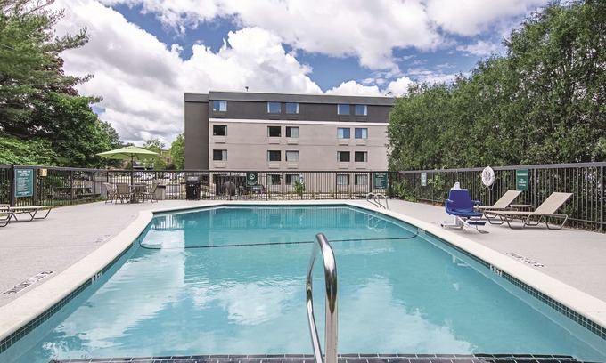 Oakdale Hotel | Central Room in Portland | Couple Stay w/Complimentary Breakfast