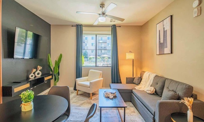 Orange Heights Apartment | Central Stay Apt |Gym, Pool, W/D, Parking, Sleep 5
