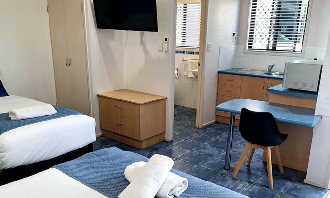 Gladstone Apartment | Central Studio Accommodation