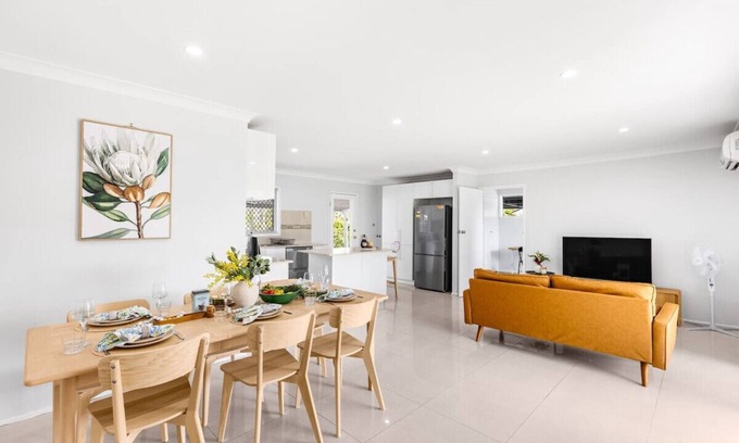 Sunnybank House | Central Sunnybank 4 Bedrooms Home, Family Friendly