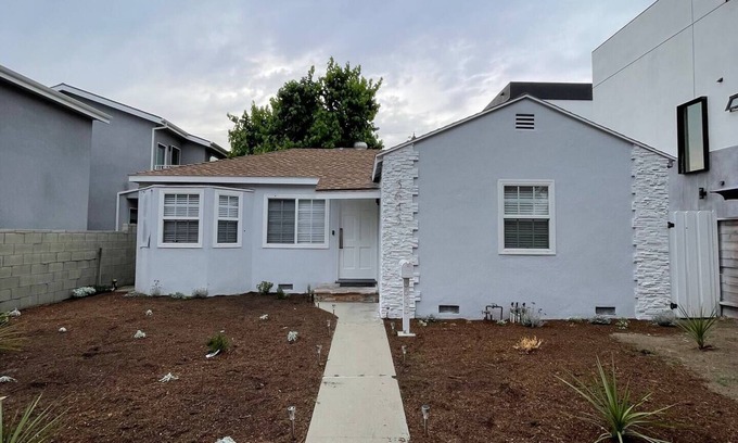 NoHo Arts District House | Central to NoHo, Burbank, Studio City, Pet-Friendly, 2 Parking Spaces King Bed