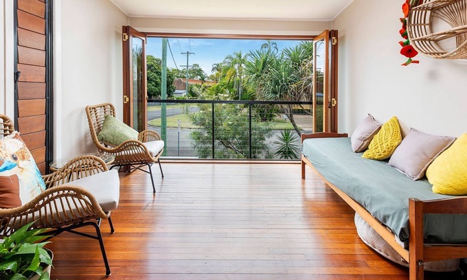 Torquay House | Central Torquay Treasure Close To Beach - CoastHM