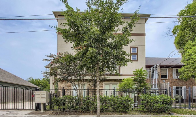 South Central Houston House | Central Townhome Walk to Parks, Museums & More